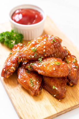 Beyaz susamlı ızgara tavuk kanadı.