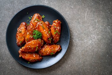 Beyaz susamlı ızgara tavuk kanadı.