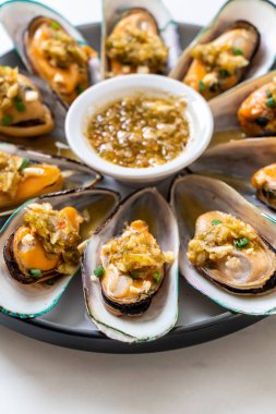 deniz ürünleri midye baharatlı deniz ürünleri sos ile