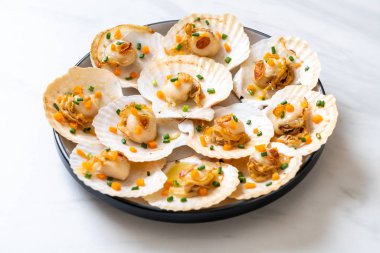 Kızarmış deniz tarağı, tereyağı ve sarımsak.