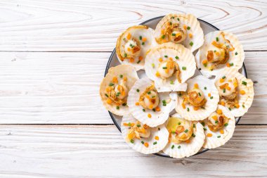 Kızarmış deniz tarağı, tereyağı ve sarımsak.