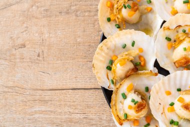 Kızarmış deniz tarağı, tereyağı ve sarımsak.