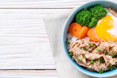 Donburi, domuz eti Pilav kasesi onsen yumurta ve sebze - Japon gıda tarzı