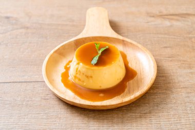 Naneli ev yapımı karamel kremalı puding.