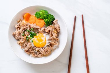 Donburi, domuz eti Pilav kasesi onsen yumurta ve sebze - Japon gıda tarzı