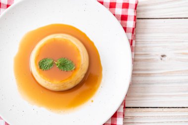 Naneli ev yapımı karamel kremalı puding.