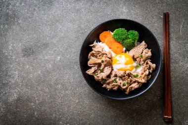 Donburi, domuz eti Pilav kasesi onsen yumurta ve sebze - Japon gıda tarzı