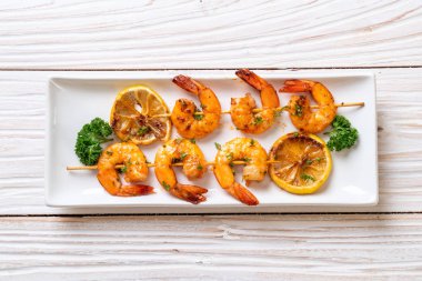 Limon - deniz ürünleri tarzı ile ızgara kaplan karides şiş