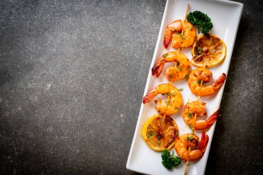 Limon - deniz ürünleri tarzı ile ızgara kaplan karides şiş