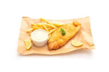 Balık ve cips beyaz arka plan üzerinde izole patates kızartması ile