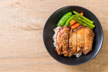 Teriyaki tavuk pilav kasesi - Asya gıda tarzı