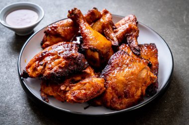 Masada ızgara ve ızgara tavuk.