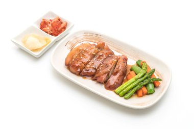 Beyaz arka plan üzerinde izole teriyaki chiciken biftek