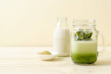 Matcha yeşil çay buzlu cam sütlü