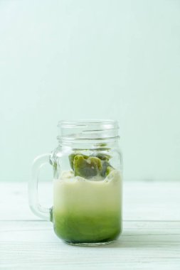 Matcha yeşil çay buzlu cam sütlü