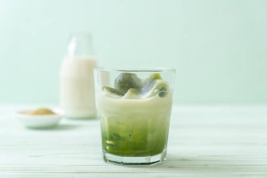 Matcha yeşil çay buzlu cam sütlü