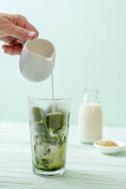 Matcha yeşil çay buzlu cam sütlü
