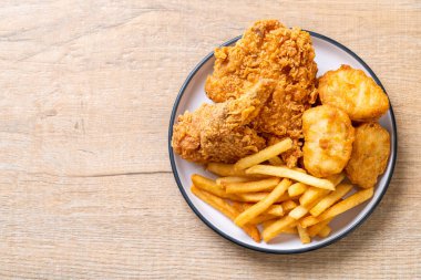 Kızarmış tavuk, patates kızartması ve nugget yemeği. Abur cubur ve sağlıksız yemek.