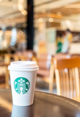 Bangkok, Tayland - 29 Haziran 2018: Starbucks sıcak içecek kahve sahibi Starbuck kafede masada ile.
