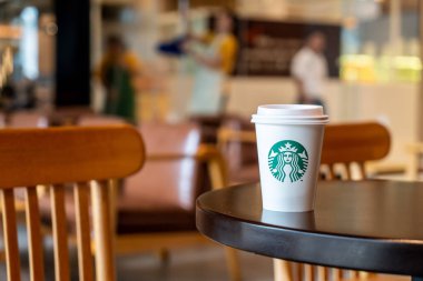 Bangkok, Tayland - 29 Haziran 2018: Starbucks sıcak içecek kahve sahibi Starbuck kafede masada ile.