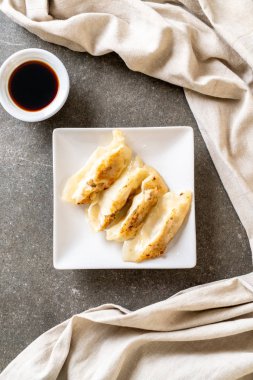 Japon gyoza 'sı ya da soya soslu hamur tatlısı.