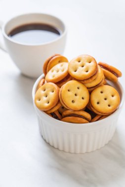 Hindistan cevizli bisküvi ve ananas reçeli.