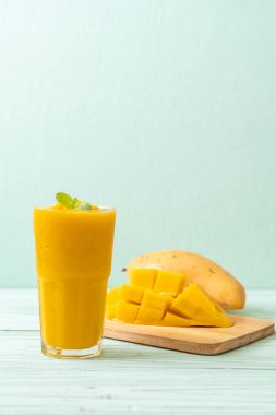 taze mango smoothies - sağlıklı yiyecek ve içecek konsepti
