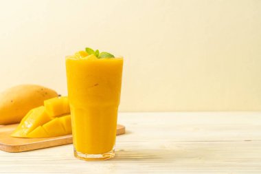 taze mango smoothies - sağlıklı yiyecek ve içecek konsepti