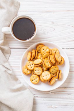 Hindistan cevizli bisküvi ve ananas reçeli.