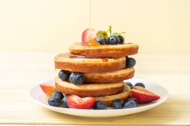 taze yaban mersini, taze çilek ve bal ile sufle gözleme