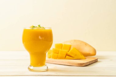 taze mango smoothies - sağlıklı yiyecek ve içecek konsepti