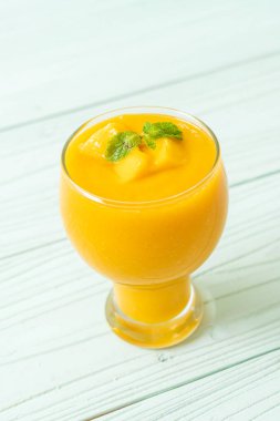 taze mango smoothies - sağlıklı yiyecek ve içecek konsepti