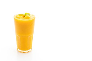 Beyaz arka plan üzerinde izole taze mango smoothies