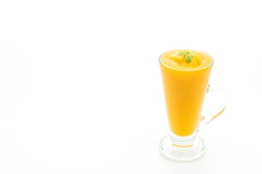 Beyaz arka plan üzerinde izole taze mango smoothies
