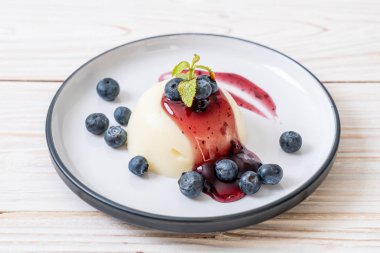 yoğurt puding taze yaban mersini - sağlıklı yemek ve tatlı ile