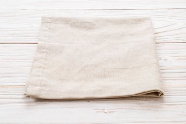ahşap arka plan üzerinde mutfak bezi (peçete)