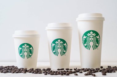 Bangkok, Tayland - 5 Haziran 2018: Beyaz kahve fincanı Starbucks logosu üzerinde tahta arka plan ile. Starbucks dünyanın en büyük kahve evi 61 ülke içinde 20.000'den fazla mağaza ile mi.