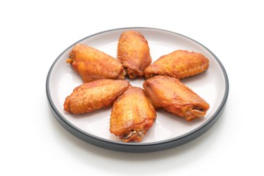 Beyaz arka plan üzerinde izole Barbekü tavuk kanadı