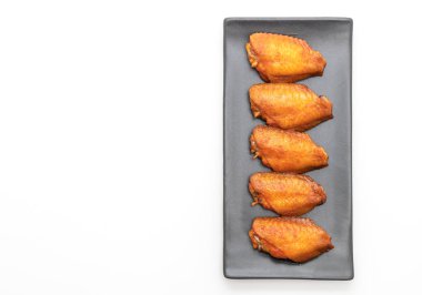 Beyaz arka plan üzerinde izole Barbekü tavuk kanadı