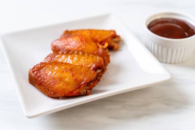 Barbekü tavuk kanadı sosu ile