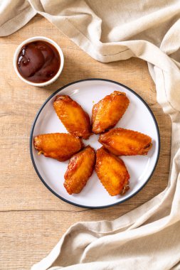 Barbekü tavuk kanadı sosu ile