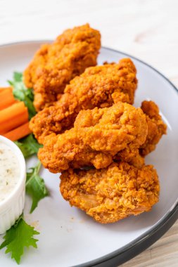 Sebzeli kızarmış tavuk kanadı.