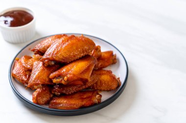 Barbekü tavuk kanadı sosu ile