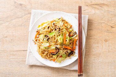 tavada kızartılmış yakisoba noodle sebzeli - vegan ve vejetaryen yiyecekler