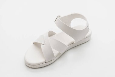 Kadınlar beyaz arka plan üzerinde izole sandalet deri