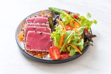 Taze ton balığı ve sebze salatası. Sağlıklı yemek.