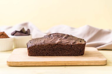 ahşap zemin üzerine çikolatalı browni kek