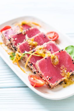 Taze orkinos ile baharatlı salata sosu - ham sağlıklı gıda