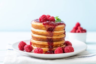 Taze ahududu ve frambuaz sos ile gözleme