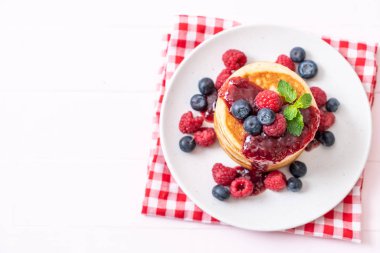 Taze ahududu ve yabanmersinli gözleme.